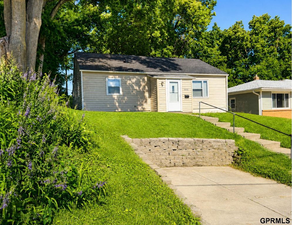 2122 S 46 Street S, Omaha, NE 68106