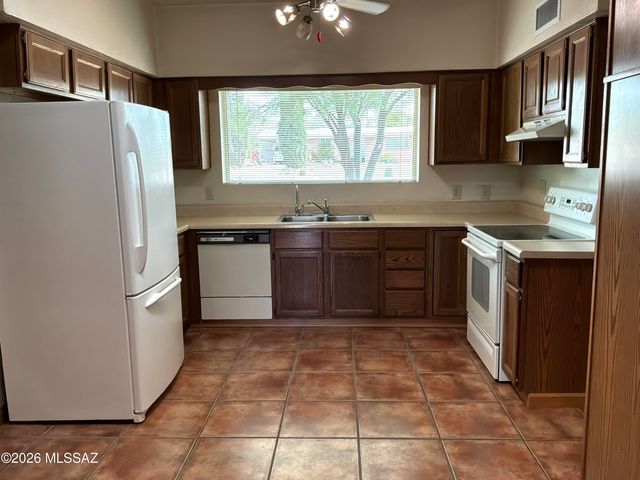 118 W Andrew Potter Street, Corona De Tucson, AZ 85641