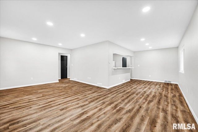 2003 S MAHARK Lane, Peoria, IL 61607