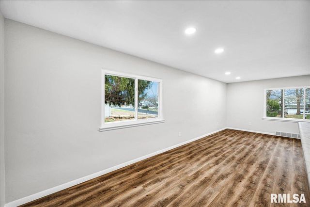 2003 S MAHARK Lane, Peoria, IL 61607