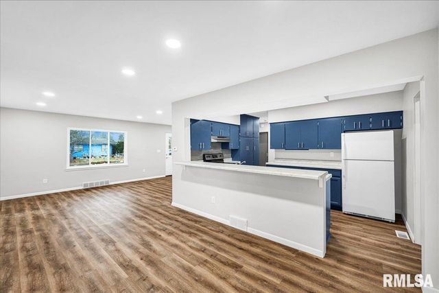 2003 S MAHARK Lane, Peoria, IL 61607