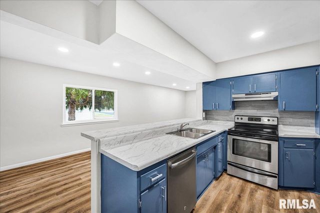 2003 S MAHARK Lane, Peoria, IL 61607