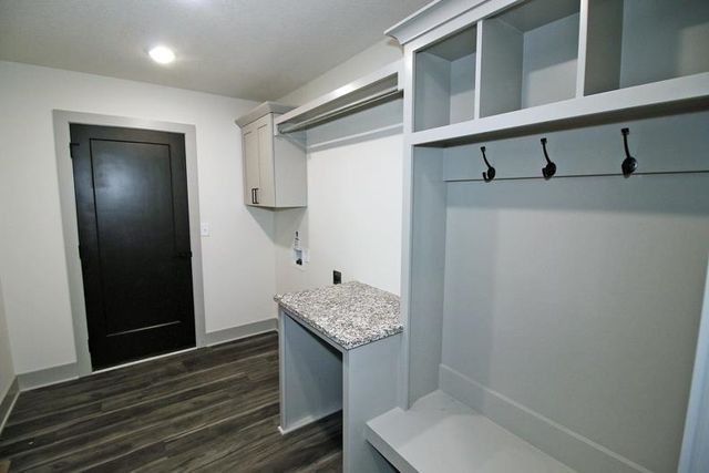 8641 E Cherrywood Ct, Bel Aire, KS 67226