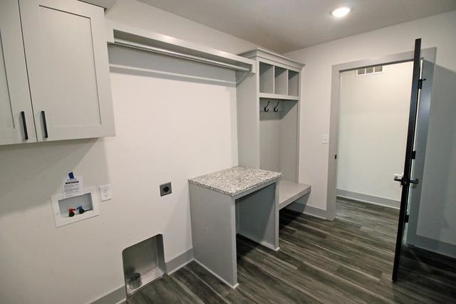 8641 E Cherrywood Ct, Bel Aire, KS 67226