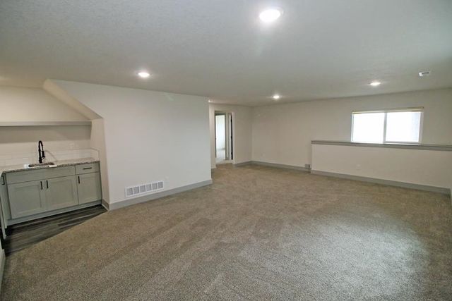 8641 E Cherrywood Ct, Bel Aire, KS 67226