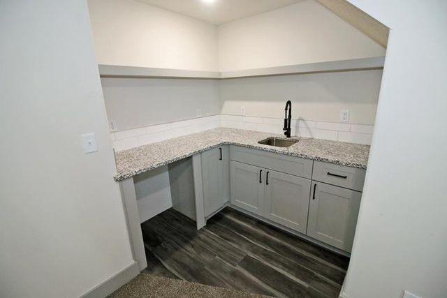 8641 E Cherrywood Ct, Bel Aire, KS 67226