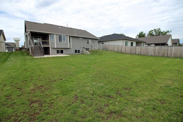 8641 E Cherrywood Ct, Bel Aire, KS 67226