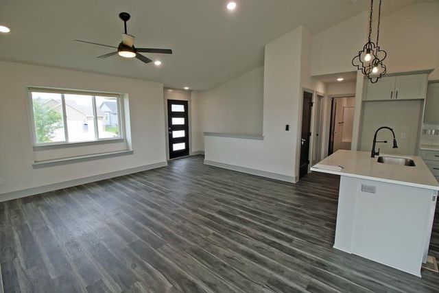 8641 E Cherrywood Ct, Bel Aire, KS 67226