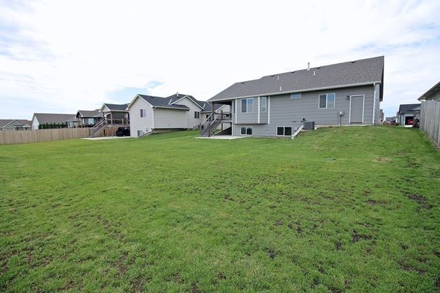 8641 E Cherrywood Ct, Bel Aire, KS 67226