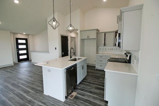 8641 E Cherrywood Ct, Bel Aire, KS 67226