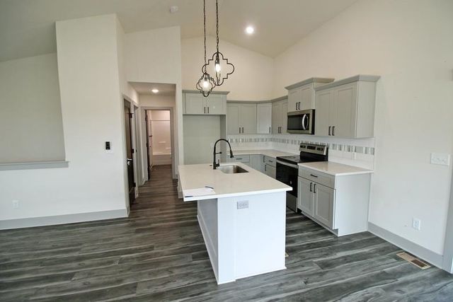 8641 E Cherrywood Ct, Bel Aire, KS 67226