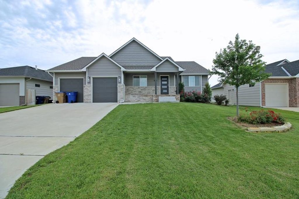 8641 E Cherrywood Ct, Bel Aire, KS 67226