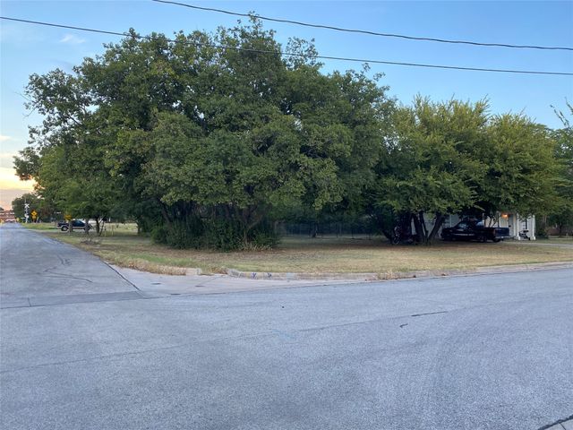 225 S Wilson Street, Burleson, TX 76028
