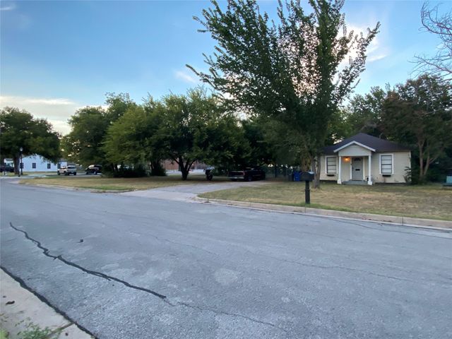 225 S Wilson Street, Burleson, TX 76028
