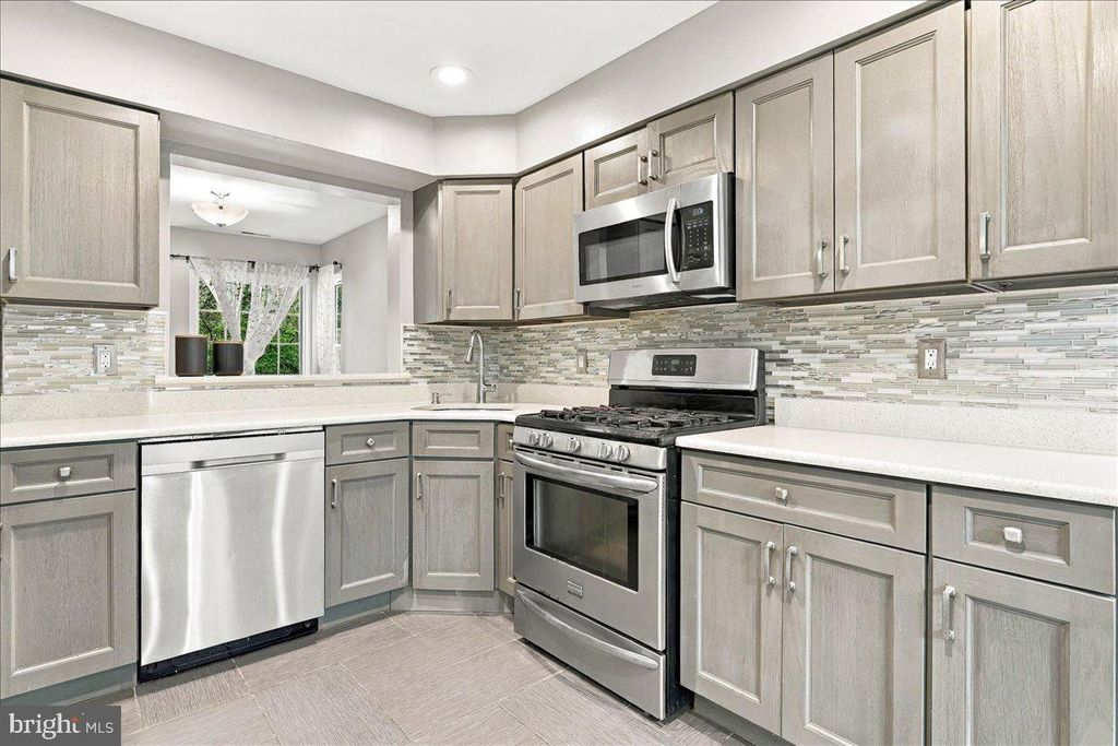 64 WINCHESTER DR, HIGHTSTOWN, NJ 08520 — exterior