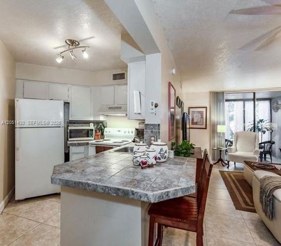 212 Lake Pointe Dr 112, Oakland Park, FL 33309