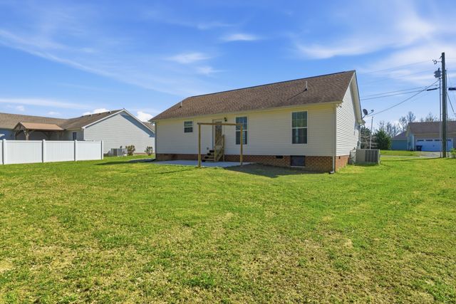 217 Spring Breeze Dr, Smithville, TN 37166