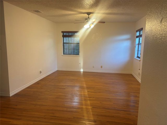 159 Diamond G LN, Smithville, TX 78957