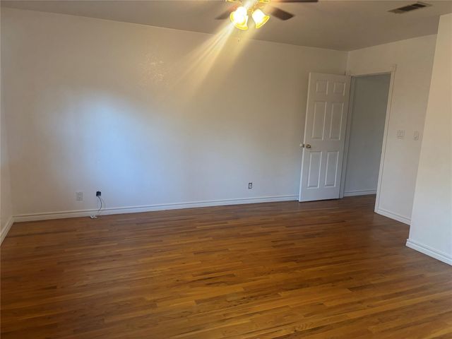 159 Diamond G LN, Smithville, TX 78957