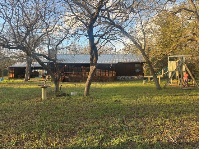 159 Diamond G LN, Smithville, TX 78957