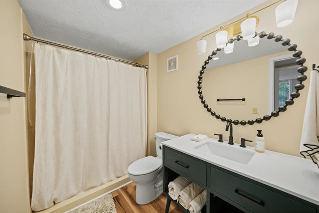 144 Overhill Rd, Salina, KS 67401