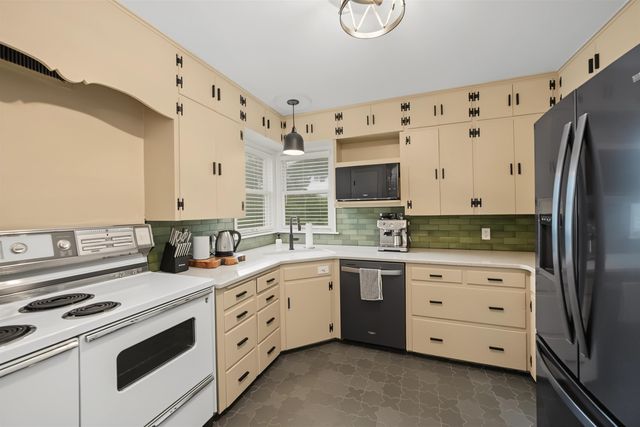 144 Overhill Rd, Salina, KS 67401
