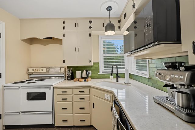 144 Overhill Rd, Salina, KS 67401