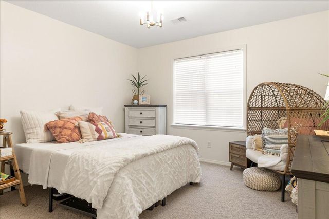 3229 W Mcclernon Street, Springfield, MO 65803