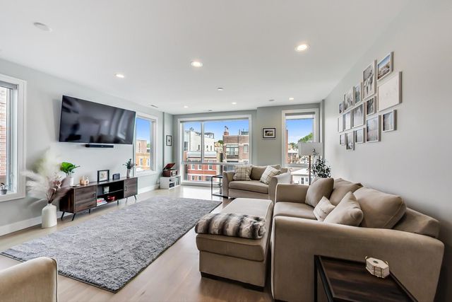 2429 W Augusta Boulevard 3, Chicago, IL 60622