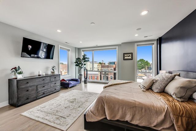 2429 W Augusta Boulevard 3, Chicago, IL 60622