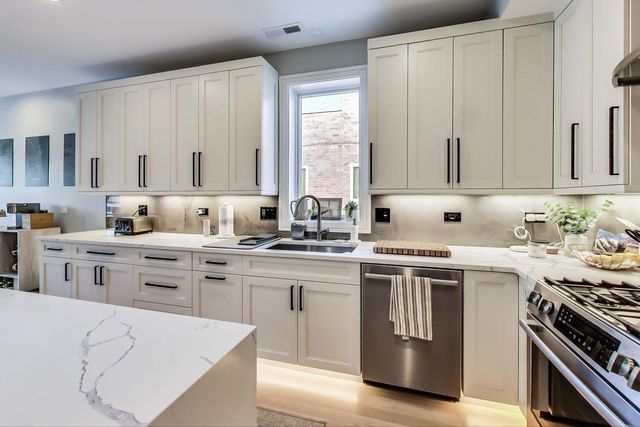 2429 W Augusta Boulevard 3, Chicago, IL 60622