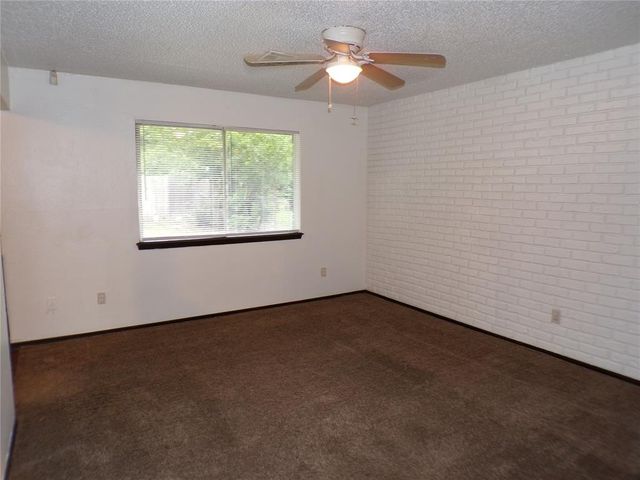 1049 NW 22nd Street, Moore, OK 73160