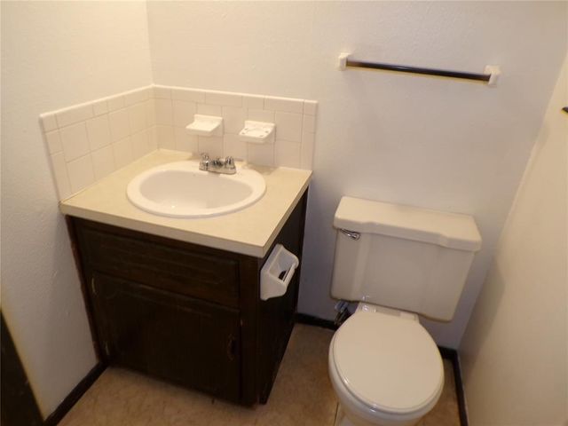 1049 NW 22nd Street, Moore, OK 73160