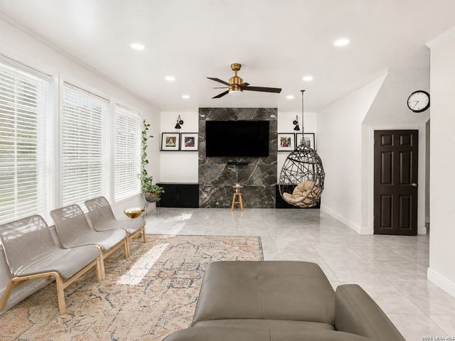 8610 Cantua Crk, Helotes, TX 78023