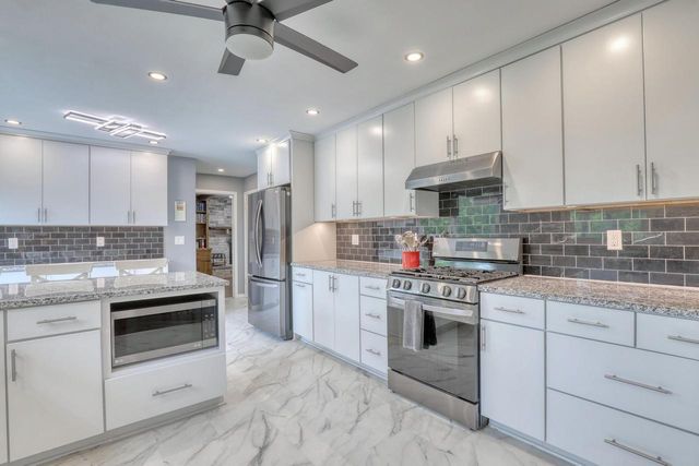820 W Clovernook LANE, Glendale, WI 53217