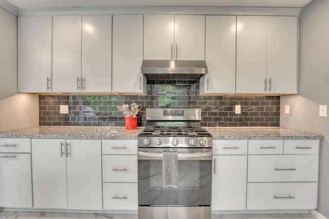 820 W Clovernook LANE, Glendale, WI 53217