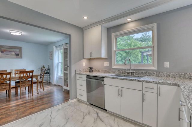 820 W Clovernook LANE, Glendale, WI 53217