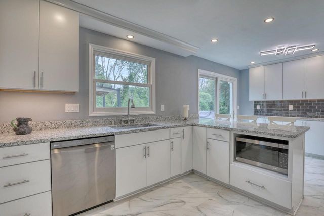 820 W Clovernook LANE, Glendale, WI 53217
