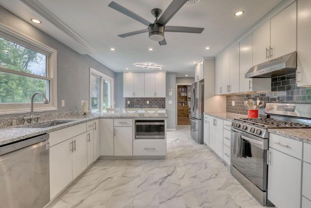 820 W Clovernook LANE, Glendale, WI 53217