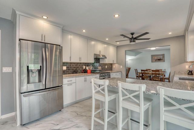 820 W Clovernook LANE, Glendale, WI 53217