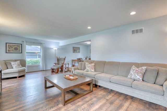 820 W Clovernook LANE, Glendale, WI 53217