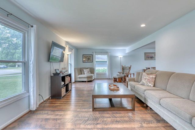 820 W Clovernook LANE, Glendale, WI 53217