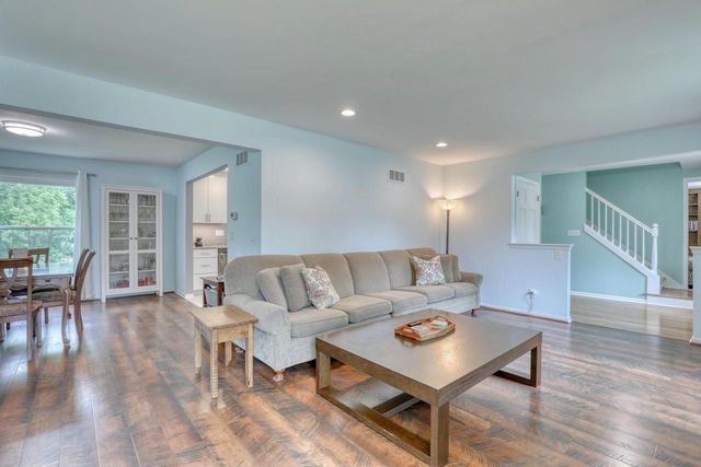 820 W Clovernook LANE, Glendale, WI 53217