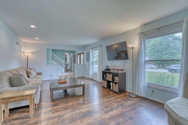 820 W Clovernook LANE, Glendale, WI 53217