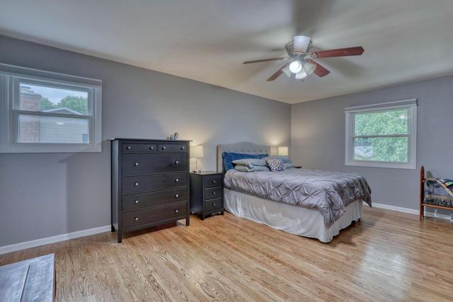 820 W Clovernook LANE, Glendale, WI 53217