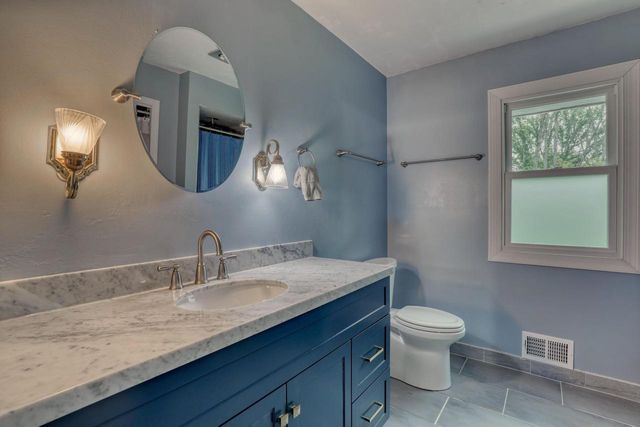 820 W Clovernook LANE, Glendale, WI 53217