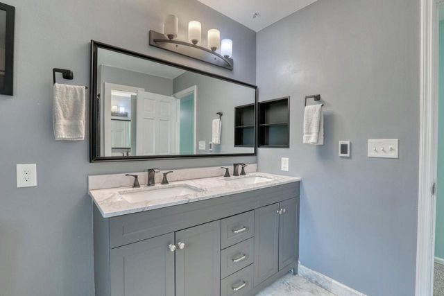 820 W Clovernook LANE, Glendale, WI 53217