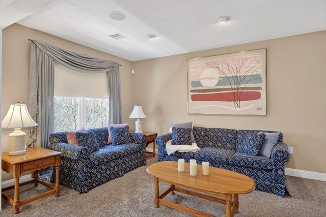18 Manchester Dr, Wrentham, MA 02093