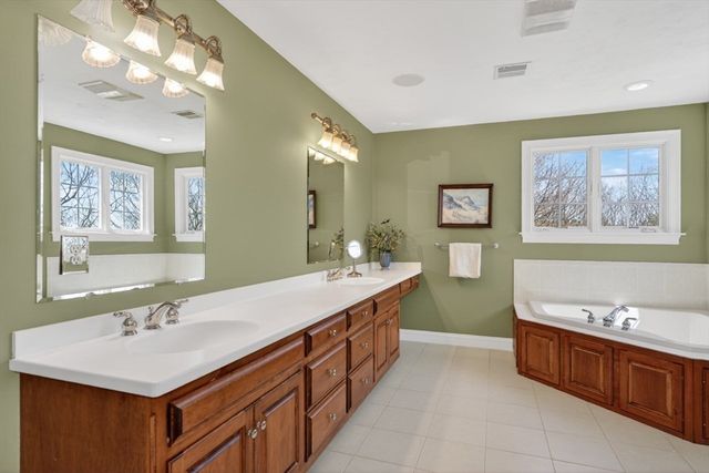 18 Manchester Dr, Wrentham, MA 02093