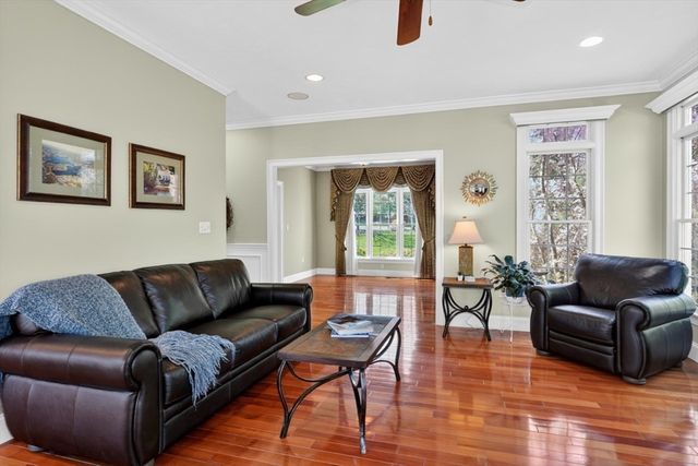 18 Manchester Dr, Wrentham, MA 02093